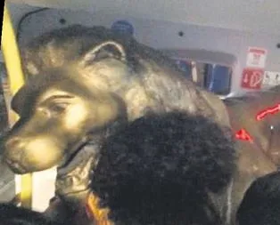 Aslan heykelini götürdüler