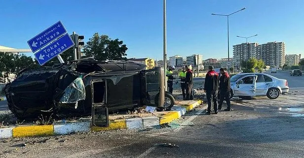 Sivas’ta feci kaza: Sürücü öldü eşi ve kızı yaralandı