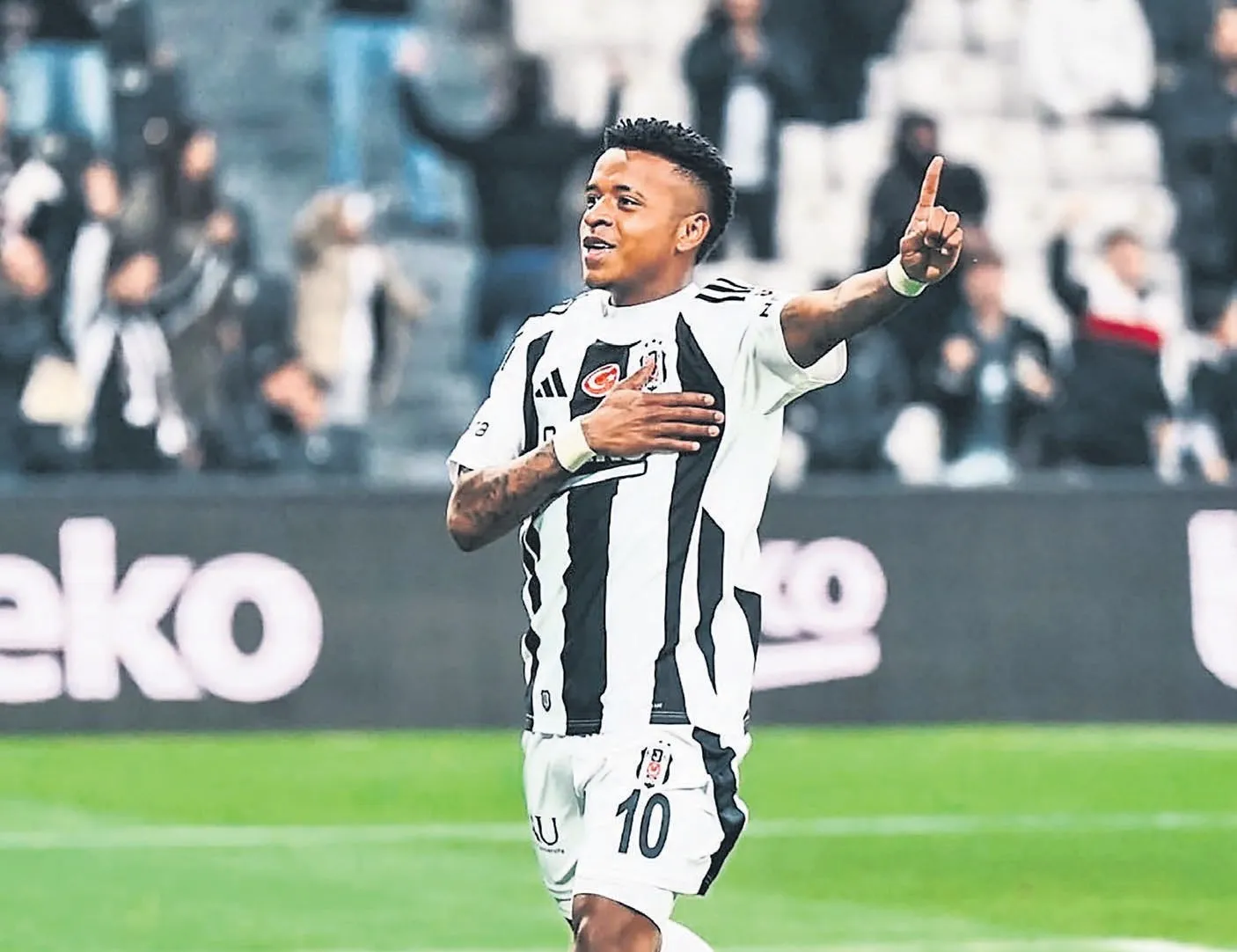 Arroyo takımda kalıyor