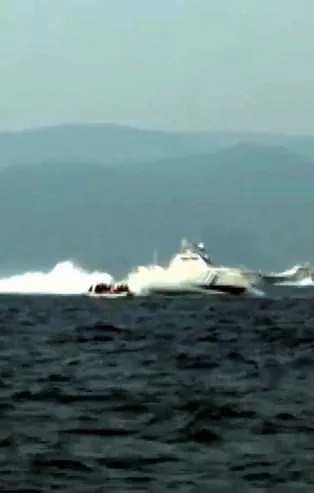 Son dakika: Yunan Sahil Güvenlik unsurlarınca Türk kara sularına itilen bottaki 48 göçmen kurtarıldı