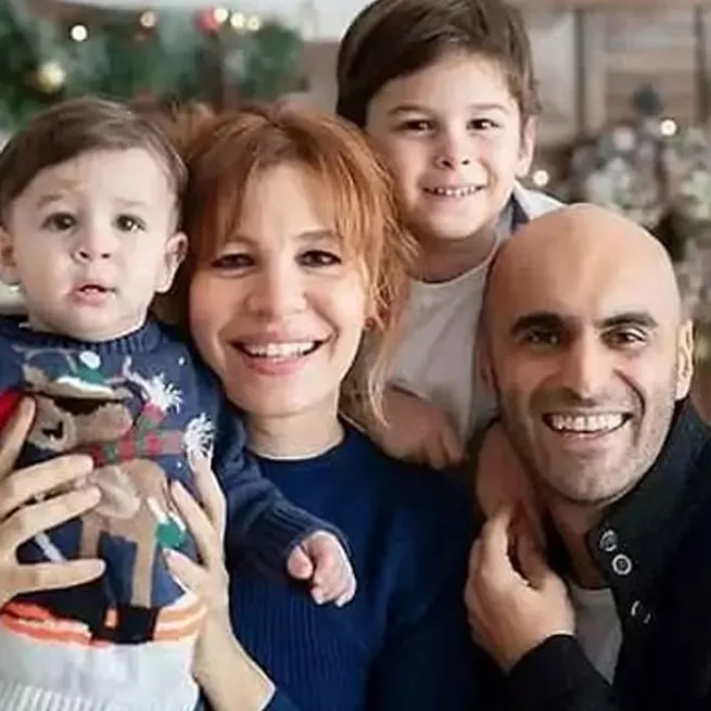 guldur-guldurun-onur-buldunun-sessiz-sedasiz-evlendigi-ogretmen-esine-bakin-kizinin-annesi-hayran-birakti-cok-1724245059691.jpg Güldür Güldür’ün Onur Buldu’nun sessiz sedasız evlendiği öğretmen eşine bakın! Kızının annesi hayran bıraktı: “Çok güzel bir aile”-15