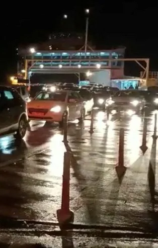 Yalova'da feribot karaya oturdu!