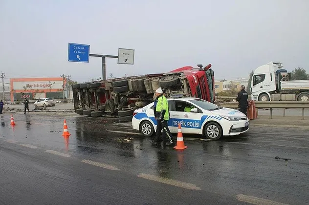 İzmit'te hurda yüklü TIR devrildi, sürücü yaralandı