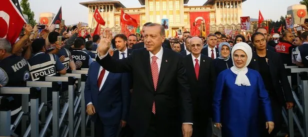 Cumhurbaşkanı Erdoğan konutuna yürüyerek geçti
