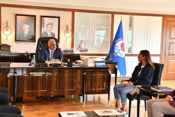 buze-naz-cakiroglu-trabzon-valisi-ismail-ustaoglu-ve-buyuksehir-belediye-baskani-murat-zorluoglunu-ziyaret-etti-1632835675048.jpg Buze Naz Çakıroğlu Trabzon Valisi İsmail Ustaoğlu ve Büyükşehir Belediye Başkanı Murat Zorluoğlu'nu ziyaret etti-2