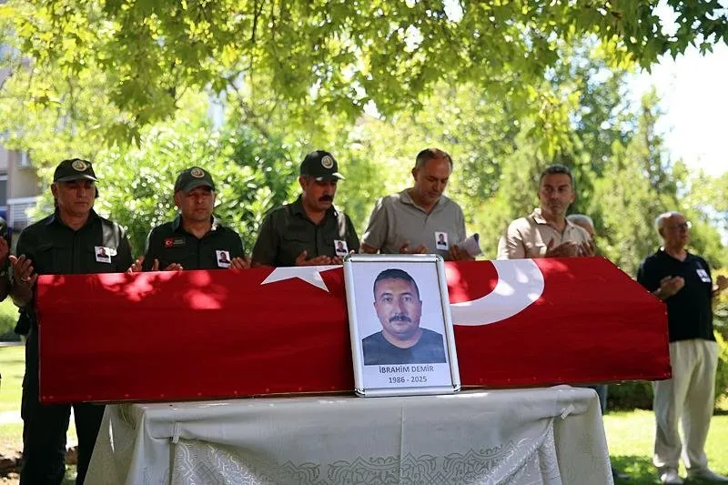 İzmir'deki yangına müdahale ederken şehit olan dozer operatörü Demir için tören düzenlendi. (AA)