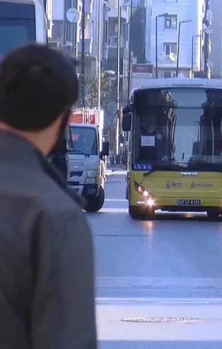 İBB araçlarını garajda bekletirken sağlık çalışanları işe gidecek otobüs bulamıyor!