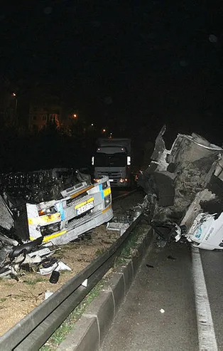 Manisa'da kontrolden çıkan tır kaza yaptı! İkiye bölündü