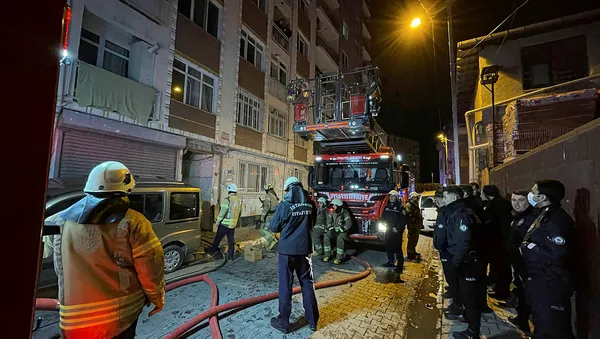 Beyoğlu’nda 7 katlı apartmanda korkutan yangın: Mahsur kalan 3'ü çocuk 7 kişi kurtarıldı-1