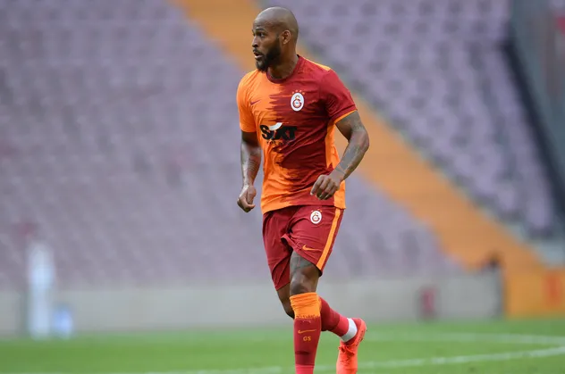 Galatasaray'da Marcao krizi! Taraftarlar küfür etti, eşi resti çekti