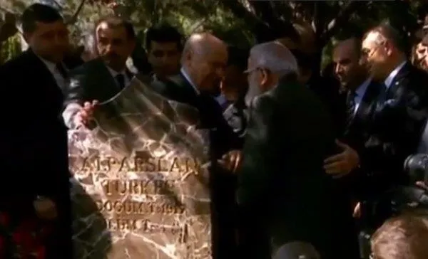 Devlet Bahçeli'nin el öpmeye çalıştığı an-1