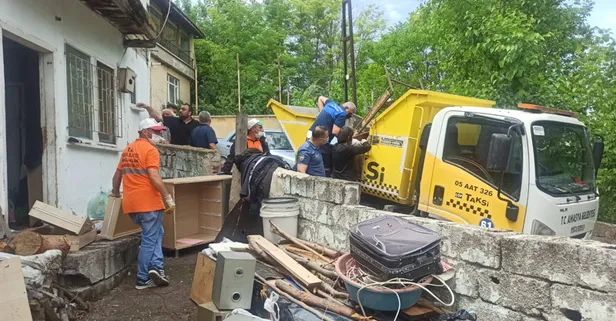 Kötü koku üzerine gidilen evde karşılaşılan manzara şoke etti! 2 kamyon çöp ve 5313 lira