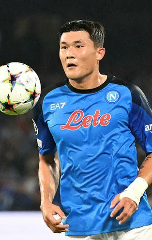 18 ay sonra başa gelen akıl! Fener’in eski yıldızı Manchester United’ın cebini yakacak: İşte Kim Min Jae için bomba iddia