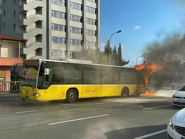 son-dakika-istanbul-bostancida-iett-otobusu-alev-alev-yandi-1599662137875.jpeg