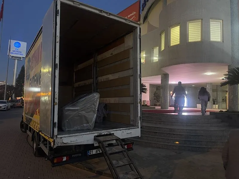 CHP'li Seyhan Belediye Başkanı Oya Tekin'in makam odasındaki eşyalar, 5 müteahhit firmaya olan borcun ödenmediği gerekçesiyle haczedildi. (AA)