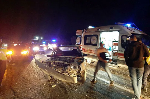 Mersin'de feci kaza! 2 otomobil çarpıştı 6 yaralı