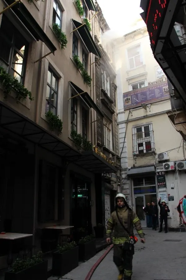 Karaköy'deki Abed Han'da yangın-3