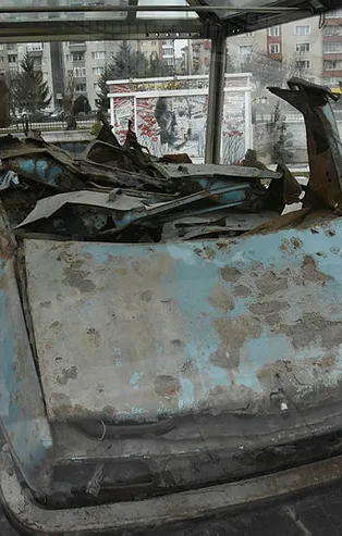 Uğur Mumcu'nun bombalı saldırıya uğradığı aracı Eskişehir'de parkta sergileniyor