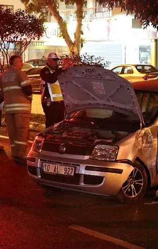 İzmir'de otomobil refüjdeki direğe çarptı: 1 ölü, 2 yaralı