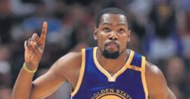 Kevin Durant futbola el attı!