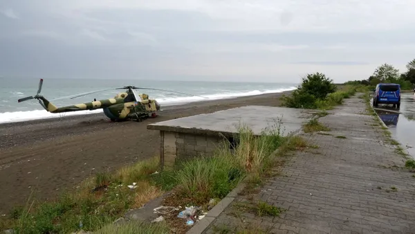 giresun-tirebolu-sahiline-1-gun-arayla-2-kez-acil-inis-yapan-azerbaycan-hava-kuvvetlerine-ait-mi-17-tipi-helikopter-icin-parca-ve-muhendis-bekleniyor-1621689354293.jpg Giresun Tirebolu sahiline 1 gün arayla 2 kez acil iniş yapan Azerbaycan Hava Kuvvetleri'ne ait Mİ-17 tipi helikopter için parça ve mühendis bekleniyor-3