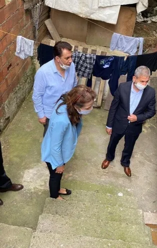 CHP İstanbul Milletvekili Gamze Akkuş İlgezdi ve beraberindekilerden oluşan heyet, yardım dağıtımını şova çevirdi