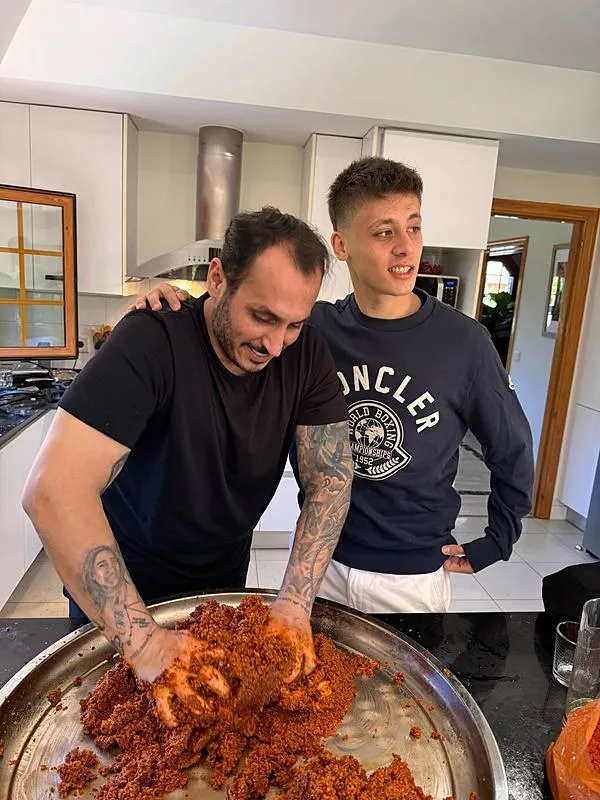 real-madridden-halay-sov-arda-guler-mendil-salladi-mangal-yakti-1713808581476.jpeg Real Madrid'den halay şov! Arda Güler mendil salladı mangal yaktı-4