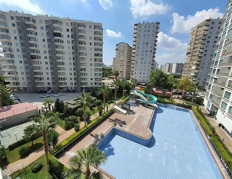 Haşemalı kız kardeşleri havuzdan