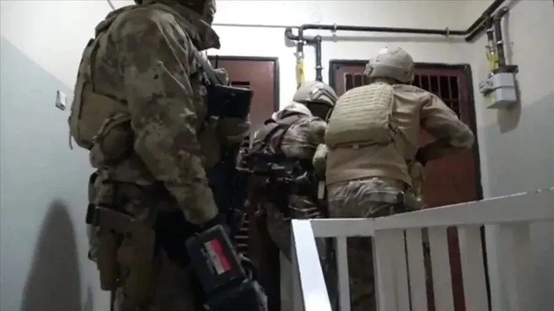 zehir-tacirlerine-gecit-yok-icisleri-bakani-ali-yerlikaya-duyurdu-cok-sayida-kisi-yakalandi-1714195269052.jpeg Zehir tacirlerine geçit yok! İçişleri Bakanı Ali Yerlikaya duyurdu: Çok sayıda kişi yakalandı-2