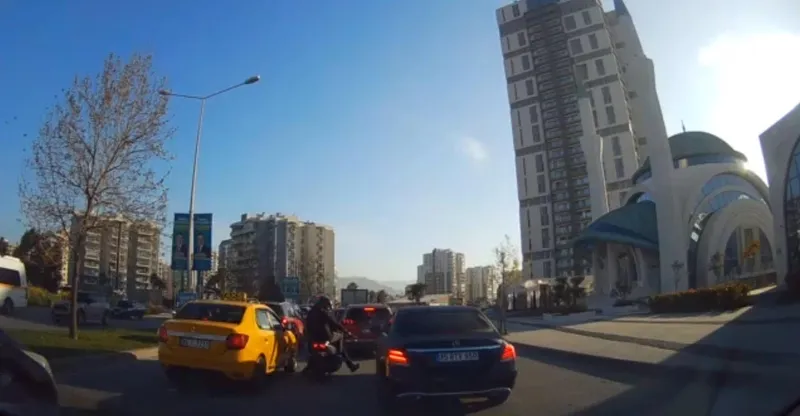 1712149740157.jpg İzmir'de dehşet verici olay: Motosikletten otomobile ateş açtılar-5