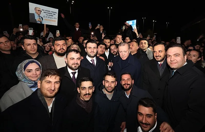 Gençlerden Başkan Erdoğan’a doğum günü sürprizi: Makam aracı çiçeklerle süslendi-2