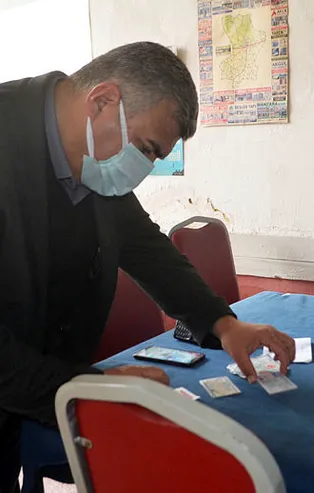 Merzifon'da kıraathaneye düzenlenen polis baskınında iskambille oyun oynarken yakalanan şüpheliler, "Kağıt oynamıyoruz, fal bakıyoruz" iddiasında bulundu