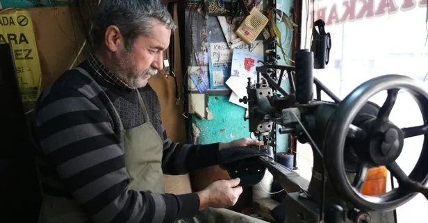 Afyonkarahisar’ın Çay ilçesinde 29 yıldır ayakkabı tamiri ve kılıf imalatı yapan Hüsamettin Güngör’ün 1,5 metrekarelik dükkanına devlet bile şaşırdı
