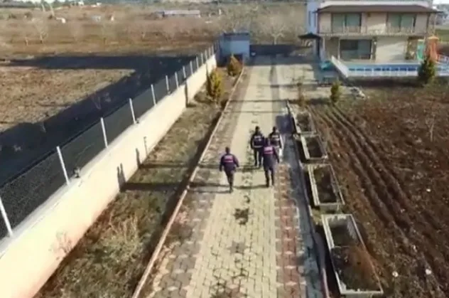 İzmir'de tefeci çetesine baskın: 3 gözaltı