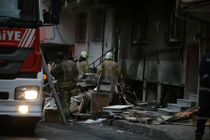 Küçükçekmece'de bir binada doğal gaz patlaması! Ölü ve yaralılar var: Korku dolu anlar güvenlik kamerasında-4