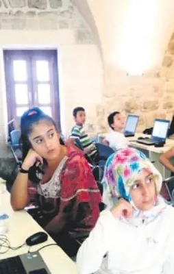 232 kız öğrenciye eğitim