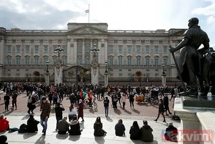 İngiliz halkı, 99 yaşında ölen İngiltere Prensi Philip’i anmak için Buckingham Sarayı önünde toplanıyor