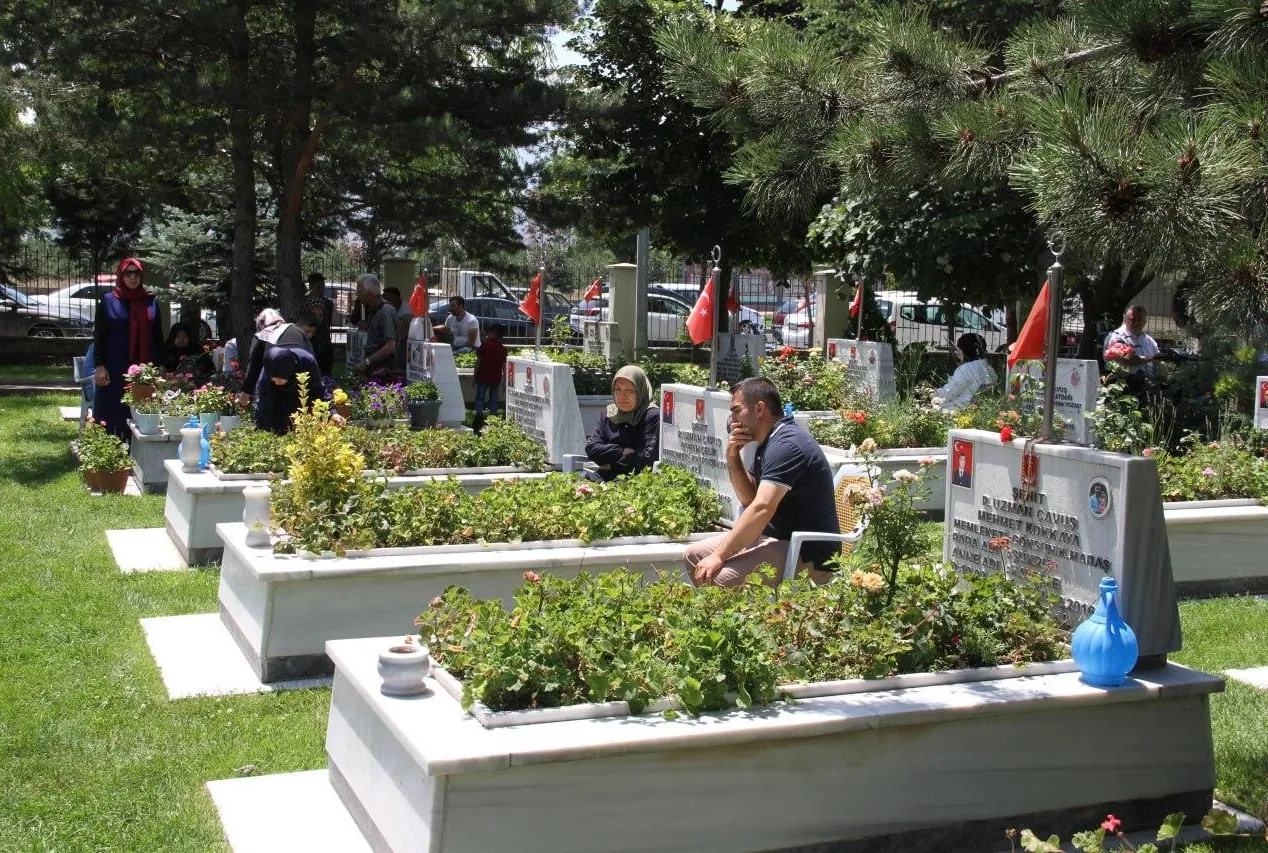 Şehitliklerde buruk bayram ziyareti!