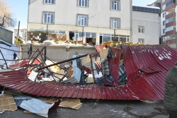 Bitlis’te çatıdan düşen kar kafeyi çökertti: 1 ölü, 7 yaralı-2