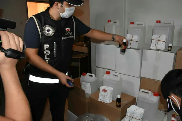 izmirde-dev-sahte-icki-operasyonu-5-ton-etil-alkol-ele-gecirildi-1602527406507.jpg İzmir'de dev sahte içki operasyonu: 5 ton etil alkol ele geçirildi-2
