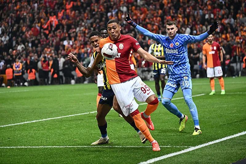 Galatasaray'da Okan Buruk'tan derbi neşteri! Yıldız isim Fenerbahçe maçının ardndan gözden çıkarıldı - 8
