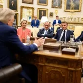 Trump Avrupa liderlerini karşısına dizdi o anlar gündem oldu! Bir de şapka koleksiyonu mesajı