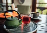 Çaydanlıkta kalan çayın mucize faydalarına şaşıracaksınız! Demlikteki çayı çöpe attığınıza pişman olacaksınız!