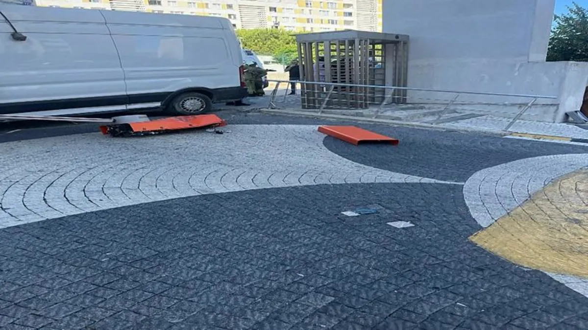 Başakşehir'de kamyonet kaldırımda bekleyenlere çarptı! 4'ü çocuk 5 yaralı