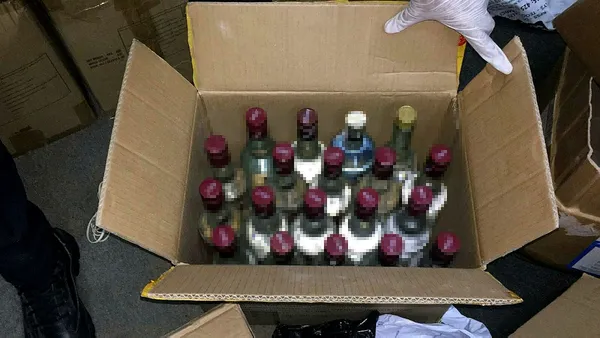 polis-ekipleri-izmirde-hirsizlari-kovalarken-sahte-icki-imalathanesi-buldu-1602427497238.jpg Polis ekipleri, İzmir'de hırsızları kovalarken sahte içki imalathanesi buldu-2