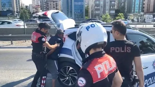 D-100'de panik! Yoldan geçenlere bıçakla saldırdı-1