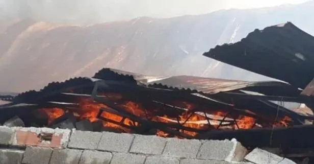 İzmir Menderes'te fabrika yangını! Depoda başladı imalathaneye sıçradı