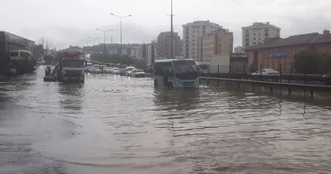 Meteoroloji uyarmıştı! Pendikte araçlar mahsur kaldı, trafik durdu