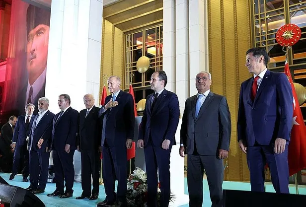 cnn-baskan-erdoganin-zaferini-yorumladi-ingiliz-gazeteci-richard-quest-turkiye-dunyada-kriz-cozucu-bir-rol-ust-1685363479280.jpeg CNN, Başkan Erdoğan'ın zaferini yorumladı! İngiliz Gazeteci Richard Quest: Türkiye dünyada kriz çözücü bir rol üstlenecek-9