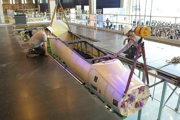 hurjette-yeni-asamaya-gecildi-turkiyenin-ilk-jet-motorlu-egitim-ucaginin-on-govdesi-1654937682343.jpeg HÜRJET'te yeni aşamaya geçildi! Türkiye'nin ilk jet motorlu eğitim uçağının ön gövdesi...-2